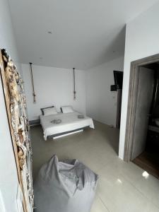 Ein Bett oder Betten in einem Zimmer der Unterkunft Madaky Hotel