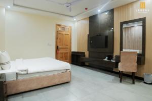 Postel nebo postele na pokoji v ubytování Legend Hotel Kalam