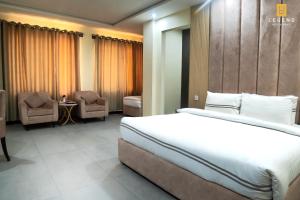 Postel nebo postele na pokoji v ubytování Legend Hotel Kalam