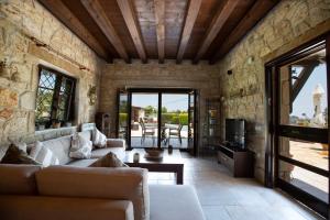 Posezení v ubytování Eco Stone Villa with Private Pool and Jacuzzi