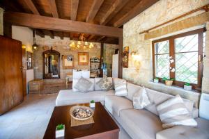 Posezení v ubytování Eco Stone Villa with Private Pool and Jacuzzi