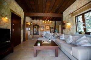 Posezení v ubytování Eco Stone Villa with Private Pool and Jacuzzi