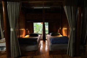 Postel nebo postele na pokoji v ubytování Ha Giang Eco Stone House - Tours & Rental Motorbike