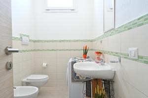 ein Badezimmer mit Waschbecken und Toilette in der Unterkunft Estate in Ogliastra Sa figumoru 5 minuti al mare in Bari Sardo + 26 Fotos