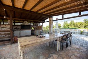 Balkón nebo terasa v ubytování Eco Stone Villa with Private Pool and Jacuzzi