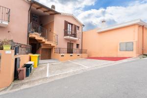 Un estacionamiento vacío frente a un edificio en South Sardinia Holidays, en Domus de Maria
