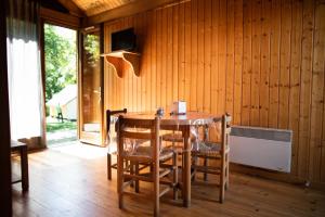 TV a/nebo společenská místnost v ubytování Camping le Pré Morjal
