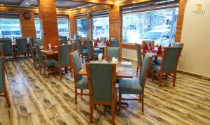 Reštaurácia alebo iné gastronomické zariadenie v ubytovaní Legend Hotel Skardu