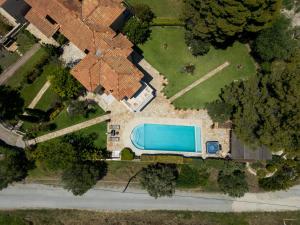 Bazén v ubytování Eco Stone Villa with Private Pool and Jacuzzi nebo v jeho okolí