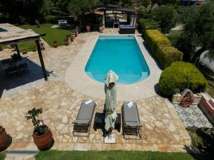 Bazén v ubytování Eco Stone Villa with Private Pool and Jacuzzi nebo v jeho okolí