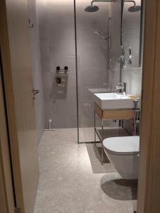 ティヴァトにあるBOKA PLACE One Bedroom Apartment NEWのシャワー、トイレ、洗面台を備えたバスルーム