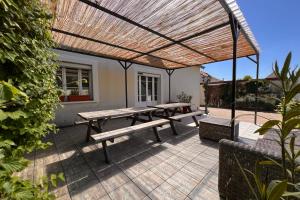 - une terrasse avec 2 tables de pique-nique et un auvent dans l'établissement Les Sablons, à La Houssaye-en-Brie