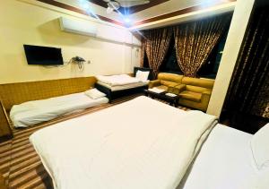 Postel nebo postele na pokoji v ubytování New Islamabad Hotel
