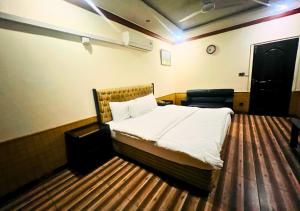 Postel nebo postele na pokoji v ubytování New Islamabad Hotel