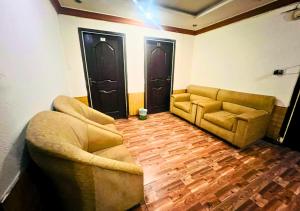 Posezení v ubytování New Islamabad Hotel
