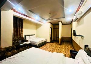 Postel nebo postele na pokoji v ubytování New Islamabad Hotel