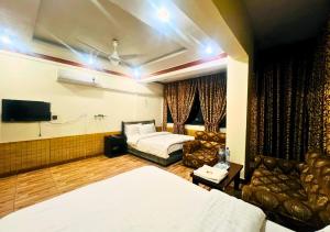 Postel nebo postele na pokoji v ubytování New Islamabad Hotel