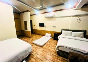Postel nebo postele na pokoji v ubytování New Islamabad Hotel