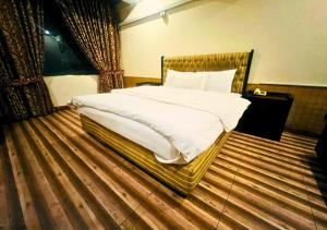 Postel nebo postele na pokoji v ubytování New Islamabad Hotel