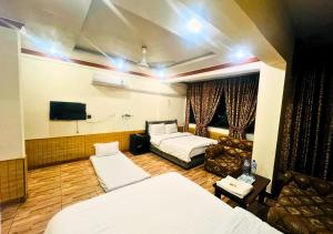 Postel nebo postele na pokoji v ubytování New Islamabad Hotel