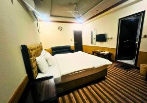 Postel nebo postele na pokoji v ubytování New Islamabad Hotel