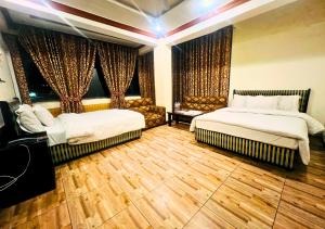 Postel nebo postele na pokoji v ubytování New Islamabad Hotel