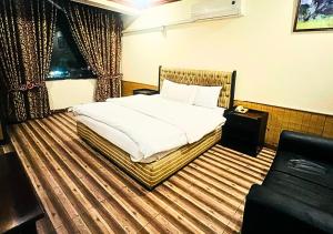 Postel nebo postele na pokoji v ubytování New Islamabad Hotel