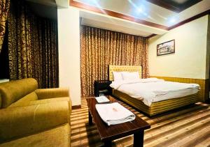 Postel nebo postele na pokoji v ubytování New Islamabad Hotel