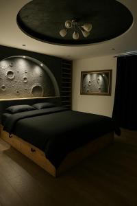 une chambre avec un lit et un plafond avec une lune dans l'établissement Tallinna mnt Kodu, à Pärnu