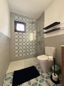 Ένα μπάνιο στο Casa de Olivia Vera Coast +22 φωτογραφίες