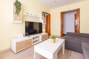 Μια τηλεόραση ή/και κέντρο ψυχαγωγίας στο Santander Centro I 3 Hab I Wifi I Smart TV