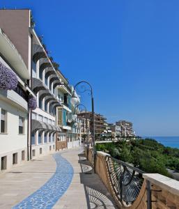 una pasarela en un edificio con vistas al océano en Hotel Ideale, en Ortona