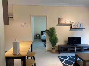 Posezení v ubytování Desaru Private Beach Luxury Suite Pool View 3Pax C10201