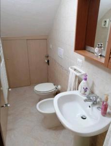 un baño con lavabo e inodoro en Casa privata San Leone, en Castro di Lecce 12 fotos más