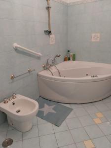 a bathroom with a tub and a toilet and a bidet at Villetta Indipendente fra i pini della Sila CS in Cosentino +8 photos