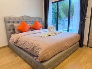 a large bed with a towel on top of it at Beewell Villa Aonang in Ao Nang 