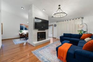 Μια τηλεόραση ή/και κέντρο ψυχαγωγίας στο Cozy Luxury 4BR Home Near Airport