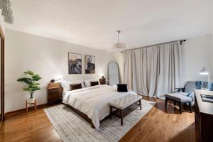Ένα ή περισσότερα κρεβάτια σε δωμάτιο στο Cozy Luxury 4BR Home Near Airport