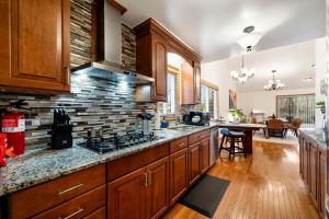 Η κουζίνα ή μικρή κουζίνα στο Cozy Luxury 4BR Home Near Airport