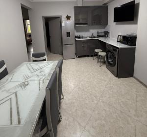 Η κουζίνα ή μικρή κουζίνα στο Guest House MD