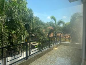 Jaffna City Palace Hotel的阳台或露台