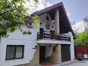 una vista de una casa con balcón en Paradise View, en Brasov