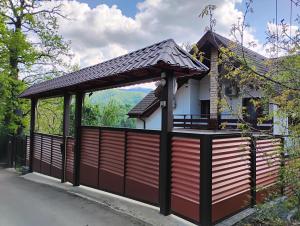 una terraza de madera con techo en una casa en Paradise View, en Brasov 28 fotos más
