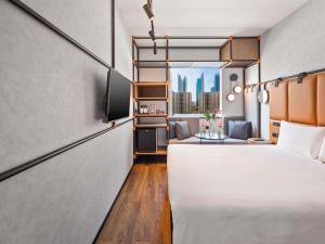 Uma cama ou camas num quarto em Ibis World Trade Centre