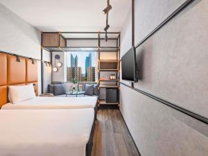 Uma cama ou camas num quarto em Ibis World Trade Centre