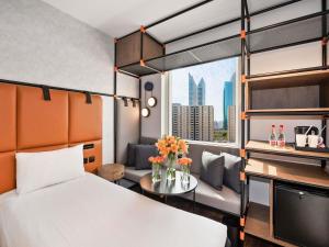 um quarto de hotel com uma cama e uma janela em Ibis World Trade Centre no Dubai