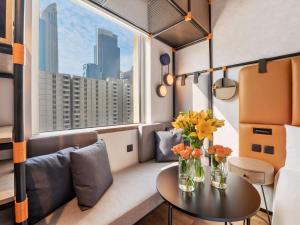 Uma área de estar em Ibis World Trade Centre
