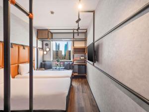 Uma cama ou camas num quarto em Ibis World Trade Centre