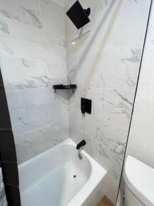 Koupelna v ubytování SLEEK LUXE GEM DownTown Dallas 2Bd 2Ba