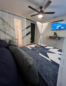 TV a/nebo společenská místnost v ubytování SLEEK LUXE GEM DownTown Dallas 2Bd 2Ba